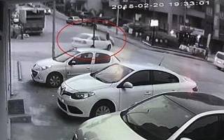 Otomobilin yayaya çarptığı an kamerada