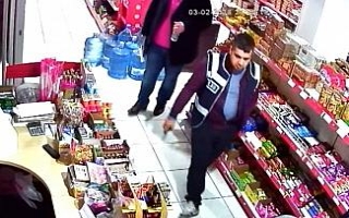 Polis yeleği giyip, marketten sigara ve para çaldılar