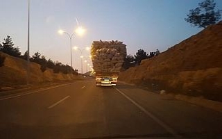 Şanlıurfa’da aşırı yüklü kamyonlar tehlike...