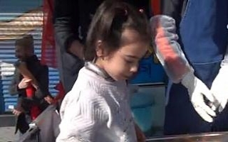 Şehit kızı Afrin şehitleri için lokma dağıttı