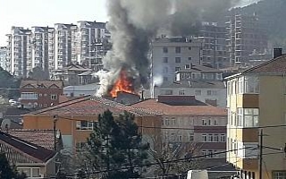 Sultanbeyli’de binanın çatı katı alev alev yandı