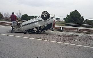 Takla atan araçtan burnu bile kanamadan çıktılar