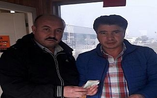 Taksici aracında unutulan para dolu çantayı sahibine...