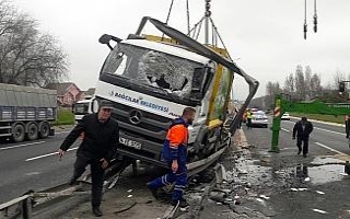 TEM’de çöp kamyonu devrildi, trafik kilitlendi
