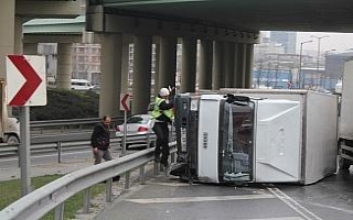 TEM’de devrilen kamyonetten burnu bile kanamadan...