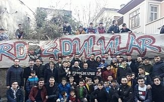Trabzonspor’un kaptanları Onur ve Uğur taraftarlarla...