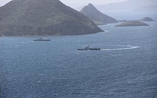Türk savaş gemileri Kardak Kayalıklarından ayrılmadı