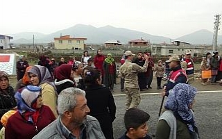 Üst geçit talebiyle çevre yolunu ulaşıma kapattılar