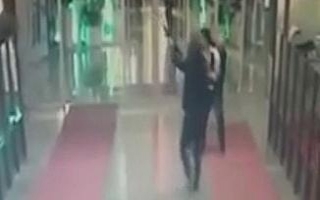 Volkan Konak sahnedeyken pompalı tüfekle ateş açtı