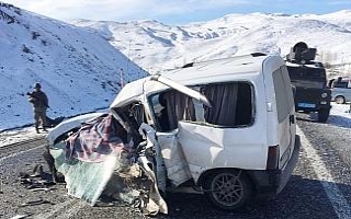 Yolcu otobüsüyle hafif ticari araç çarpıştı:...