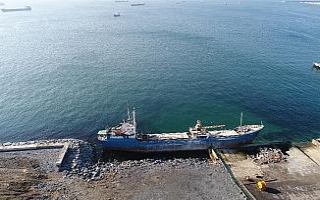 Zeytinburnu’nda karaya oturan gemi havadan görüntülendi
