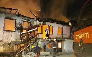 3 ev, 1 işyeri yandı