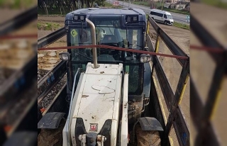 400 bin liralık iş makinesini çaldı