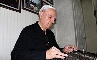 63 yıldır kanun çalarak gönülleri fethediyor