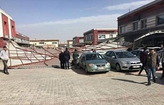 Adana’da şiddetli rüzgar hayatı olumsuz etkiledi