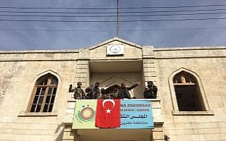 Afrin kent merkezine Türk bayrağı asıldı