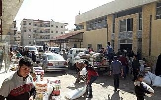 Afrin’de halk PYD’nin gıda deposunu bastı