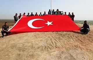 Akçakale’ye iki dev Türk bayrağı dikildi