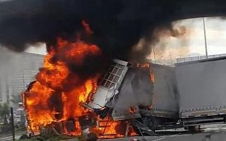 Alev topuna dönen tırdan son anda kurtarıldı