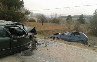 Babasının cenazesine giden hamile kadın kazada...