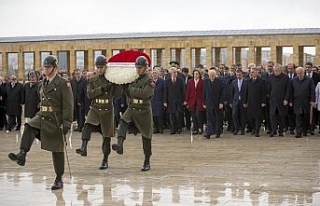 Bahçeli, MYK ve MDK üyeleri ile Anıtkabir’de