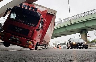 Bakırköy’de kamyon üst geçide takıldı