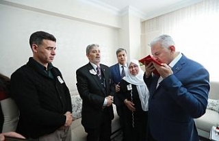 Başbakan’dan, şehit polisin ailesine ziyaret