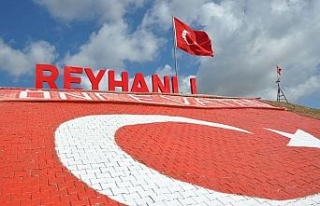 Bayrak Tepe’ye dev Türk bayrağı ve ışıklı...