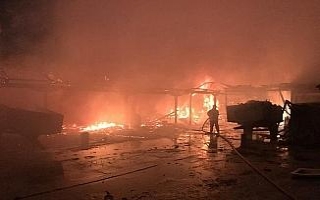 Bursa’da kereste fabrikası ve yanındaki ev alev...