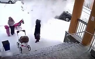 Çatıdaki kar üzerlerine böyle düştü