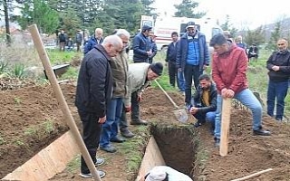 Cenaze töreninde gelen telefonla şok oldular