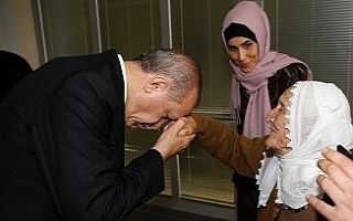 Erdoğan 105 yaşındaki Fikriye ninenin elini öptü