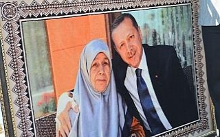 Erdoğan sevdasını halıya dokudu