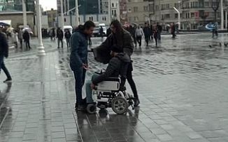 Erkek şiddetine engelli vatandaş müdahale etti