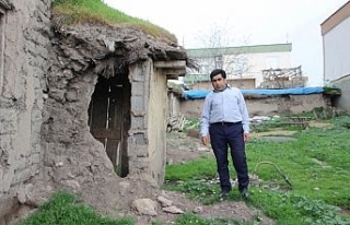 Evi yıkılan aile yardım bekliyor