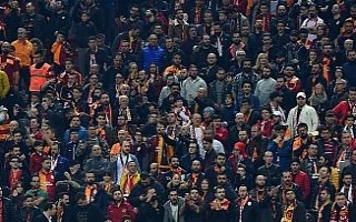 Galatasaraylı taraftarlardan ikinci yarı için alkış...