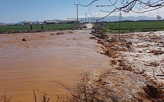 Hatay’da yağmur yolları ulaşıma kapattı