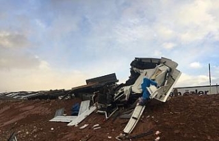 Hurdaya dönen tırdan sağ çıktı