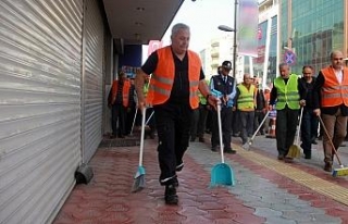 İşçiler iş bıraktı, temizliği başkan yaptı