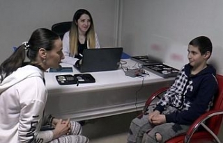 İşitme engelli çocuk ilk kez annesinin sesini duydu