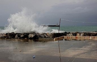 İskenderun’da fırtına körfezi taşırdı