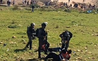 İsrail askerleri 4 Filistinli genci yaraladı