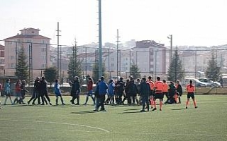 Kadın futbolcuya erkek antrenörden saldırı