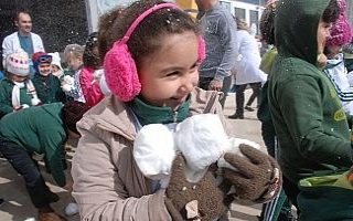 Kar yağmayınca pamuktan kar topuyla eğlendiler