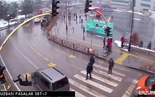 Kırmızı ışık ihlali yapan otomobilin çarptığı...