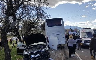 Öğrencileri taşıyan otobüs kaza yaptı: 1’i...