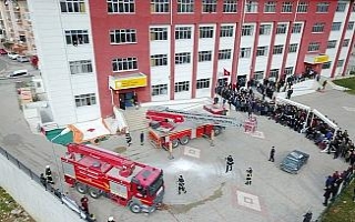 Öğrencilerin gözü önünde 3’üncü kattan aşağı...
