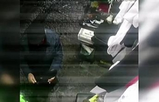 Önce inceledi, sonra poşetine atıp gitti