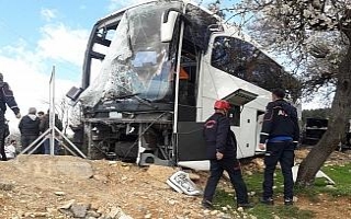 Otobüs elektrik direğine çarptı: 18 yaralı