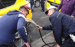 Polis önce biber gazı sıktı, sonra yüzlerini...